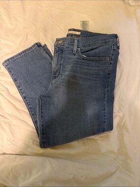 Levi's Women's Skinny Stretch Jeans in Medium Blue